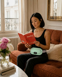[vert] Ceinture chauffante AMBELLI verte portée pendant une pause lecture