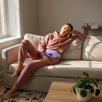 [violet] Ceinture chauffante AMBELLI violette portée pendant une pause sur le canapé