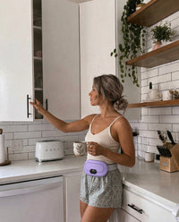[violet] Ceinture chauffante AMBELLI violette portée dans la cuisine